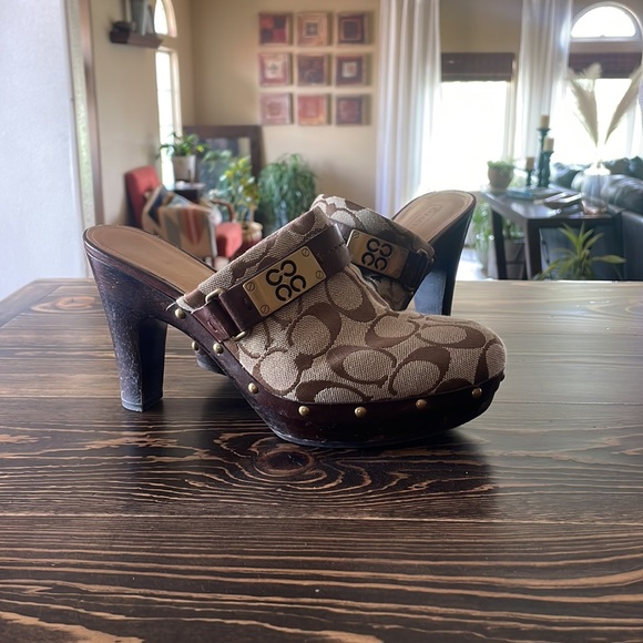 Coach clogs 7.5 - Picture 2 of 6